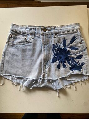 Levi’s Embroidered Floral Denim Cutoff Shorts Raw Hem SZ 30
